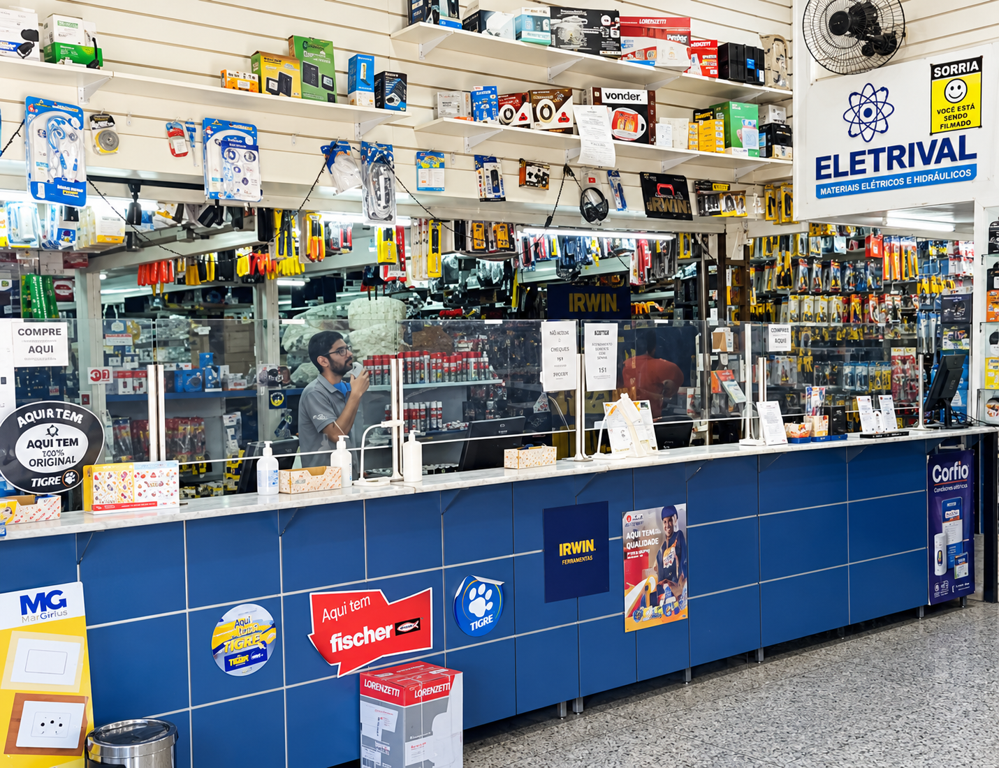 Interior e balcão de atendimento da Eletrival Materiais Elétricos