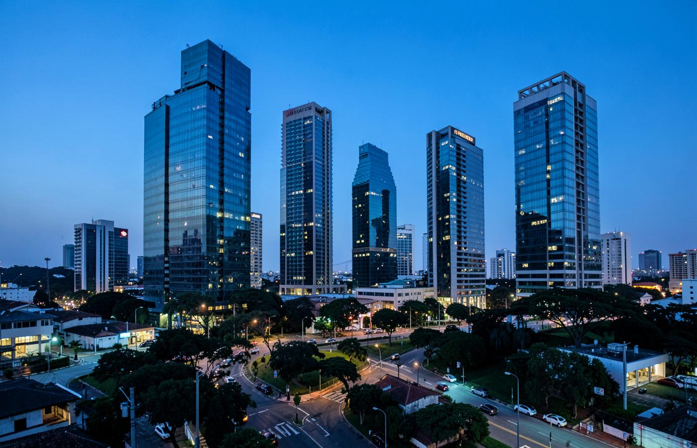 Distrito empresarial de Campinas ao entardecer